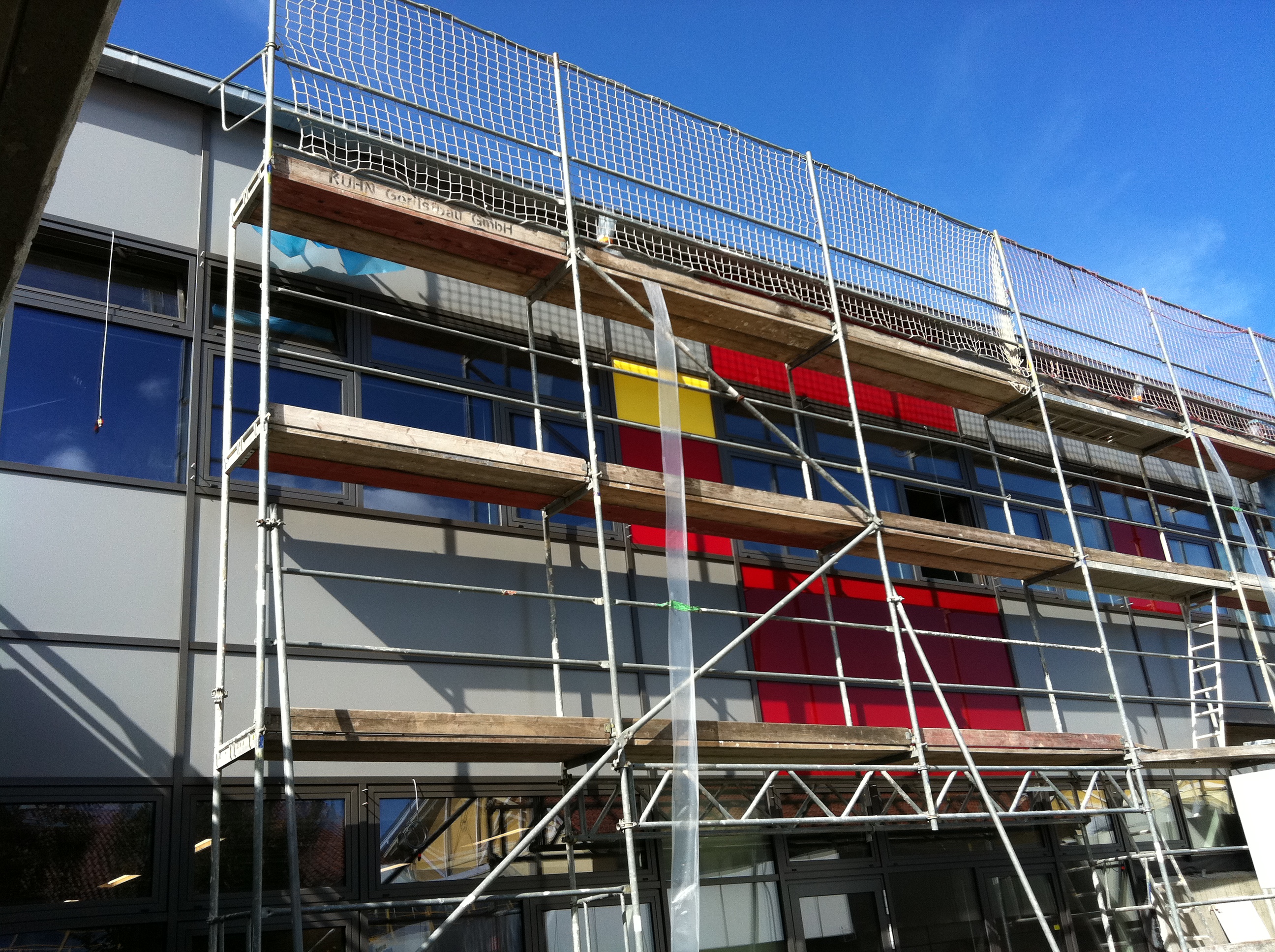Schule Eltville - Montage von freitragenden Raffstore