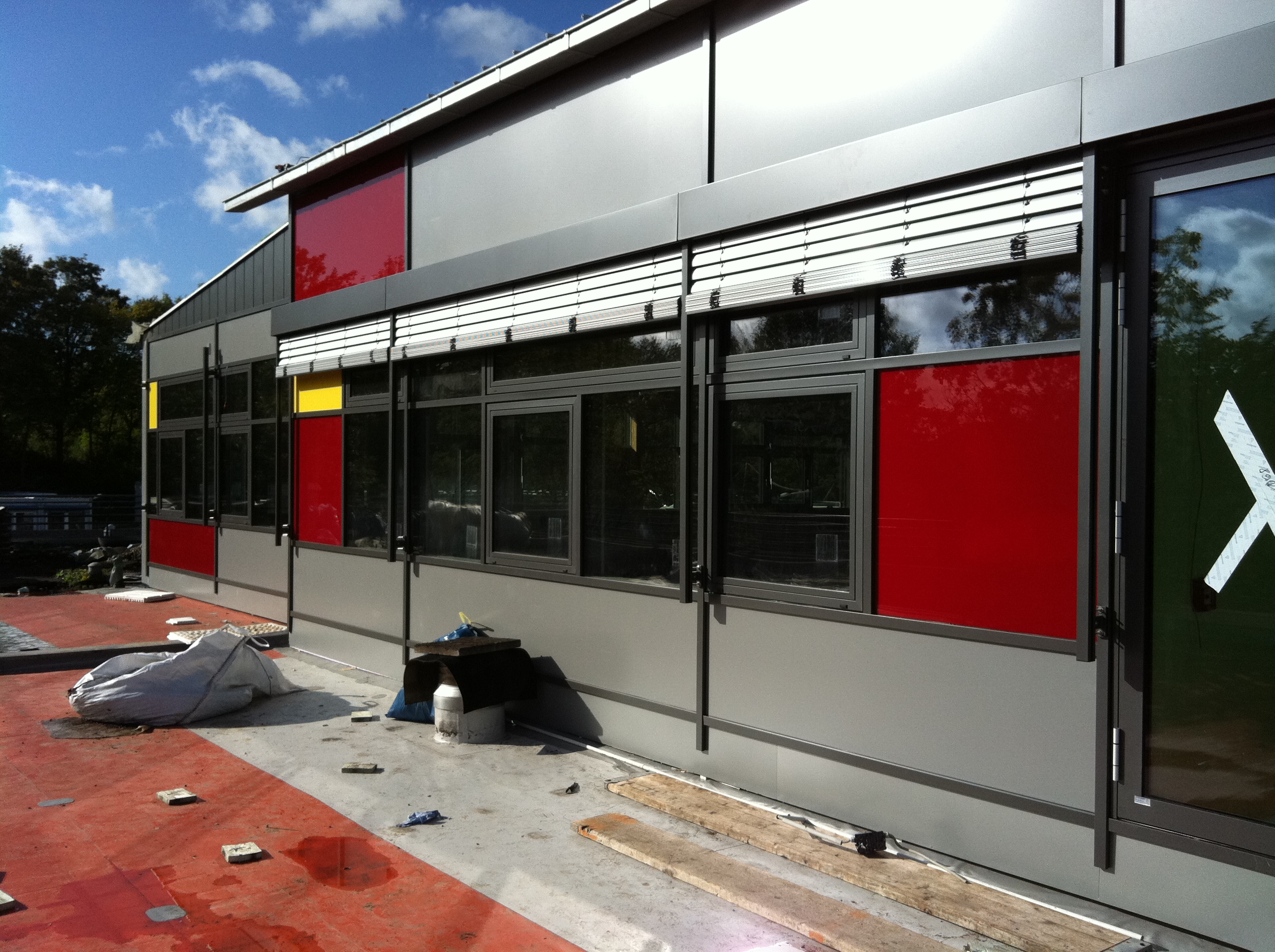Schule Eltville - Montage von freitragenden Raffstore