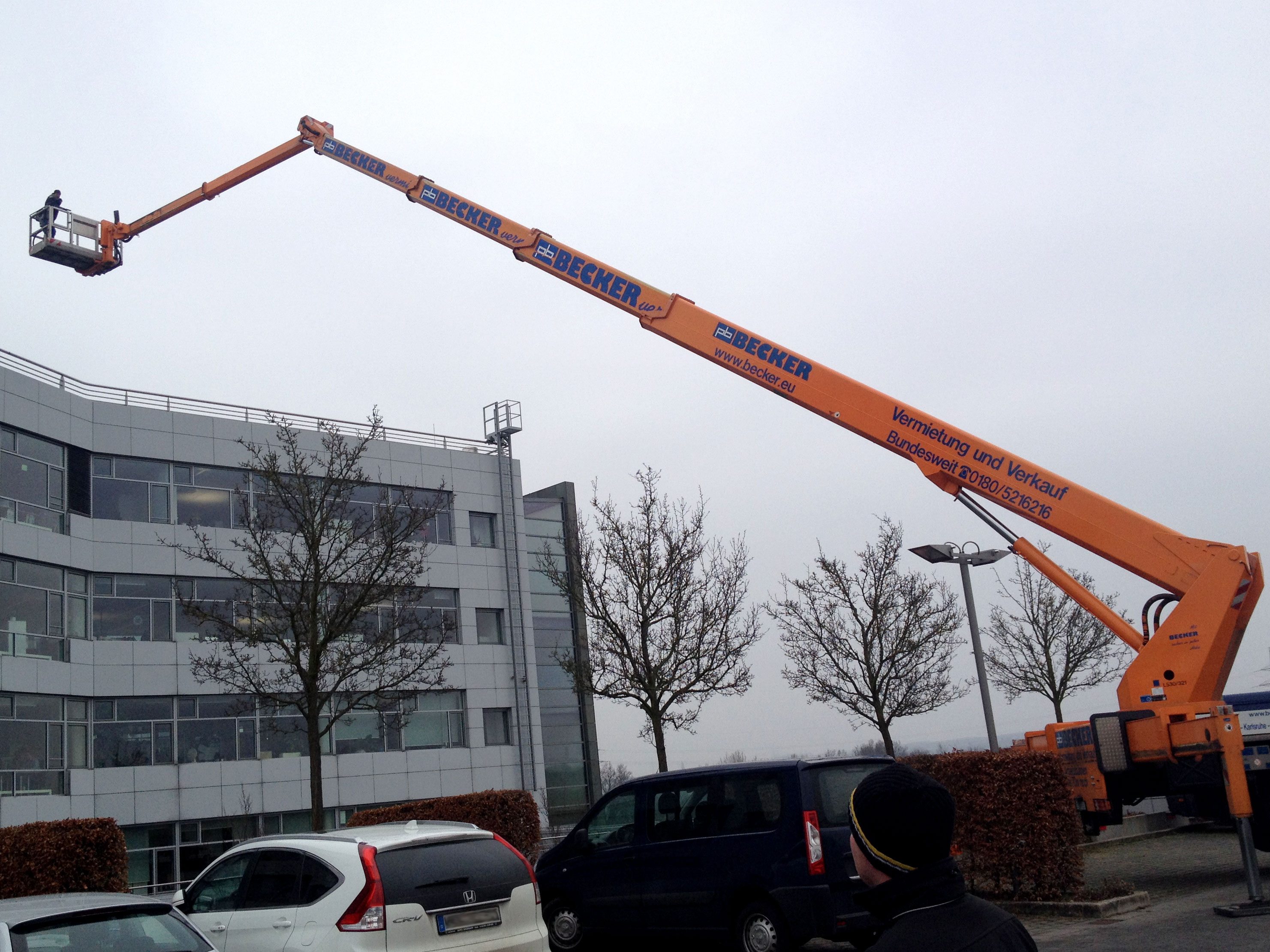 Bad Vilbel - Redigo Bürogebäude 52m Hubsteiger  - Austausch Außenjalousie Raffstore