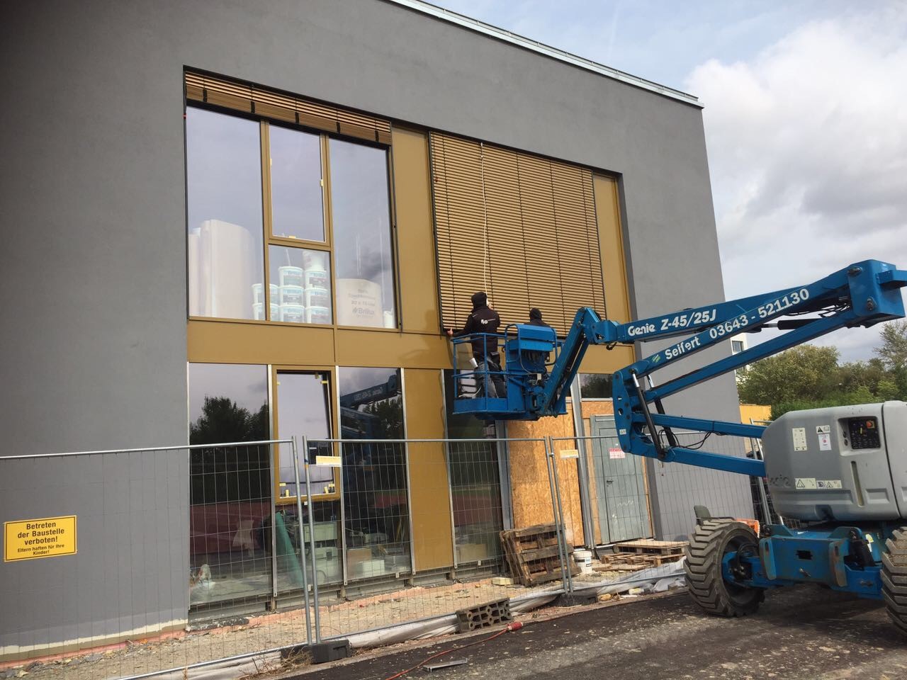 Montage Raffstoren E60A6S Zweifeldsporthalle in Weimar