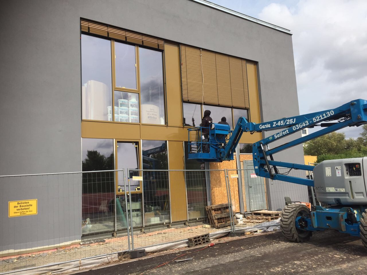 Montage Raffstoren E60A6S Zweifeldsporthalle in Weimar - Foto 2