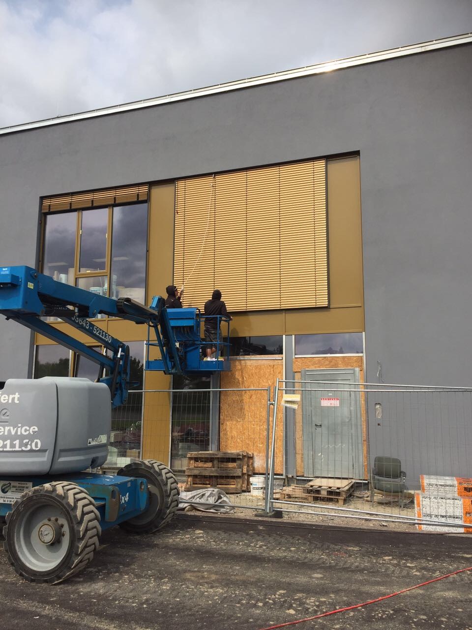 Montage Raffstoren E60A6S Zweifeldsporthalle in Weimar - Foto 3