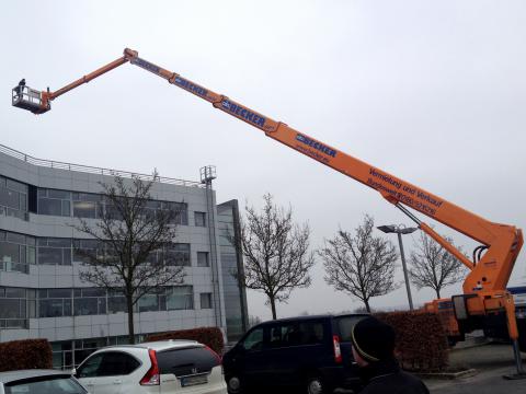 Bad Vilbel - Redigo Bürogebäude 52m Hubsteiger  - Austausch Außenjalousie Raffstore